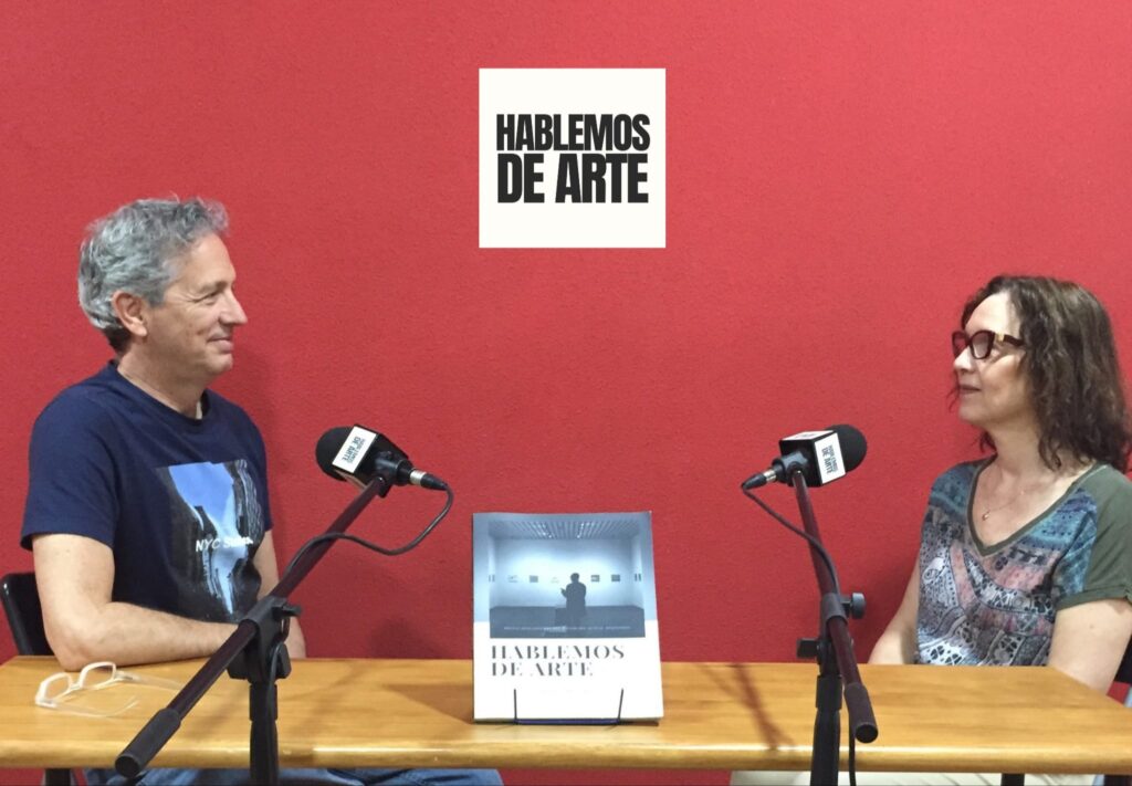Made Gallardo en una entrevista para el podcast Hablemos de Arte, conversando sobre proceso creativo y pintura frente a un micrófono.